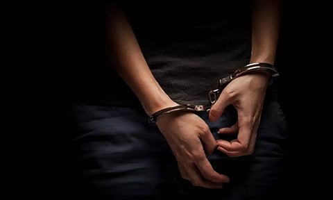 தடையை மீறி மது விற்ற 4 பேர் கைது