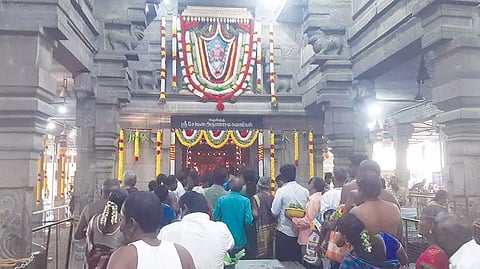 ஆடி அமாவாசையை முன்னிட்டு கோவிலில் திரண்ட பக்தர்கள்.