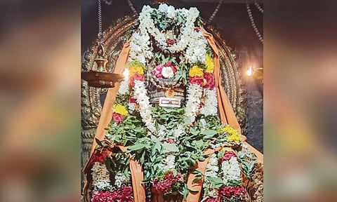சிறப்பு அலங்காரத்தில் ஆதி அண்ணாமலையார்.