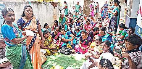 அரசு பள்ளியில் மாணவர்களை சேர்த்தவர்களின் வீட்டு வரி ெசலுத்திய ரசீதை ஊராட்சி மன்ற தலைவர் வன்னிச்செல்வி மணி வழங்கினார்.