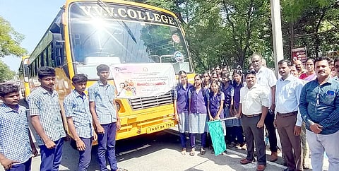 அரசு பள்ளி மாணவர்களுக்கான உயர்கல்வி பயணத்தை கலெக்டர் ஜெயசீலன் கொடியசைத்து தொடங்கி வைத்தார்.