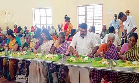 சங்கரன்கோவில் சங்கரநாராயண சுவாமி கோவிலில் பொது விருந்து- ராஜா எம்.எல்.ஏ. பங்கேற்பு