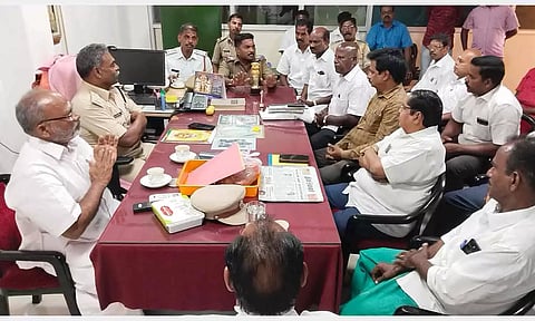  ஆலோசனை கூட்டத்தில் பாஸ்கர் எம்.எல்.ஏ. போலீஸ் சூப்பிரண்டு வீரவல்லவன், ஆணையர் ரமேஷ், , கோவில் அறங்காவலர் குழு தலைவர் பரமானந்தன், தனி அதிகாரி சுரேஷ் ஆகியோர் கலந்து கொண்டனர்.