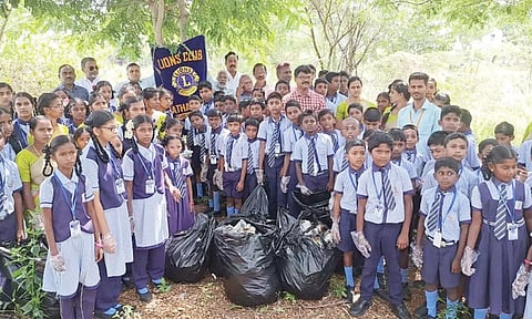 தூய்மை பணி மேற்கொண்ட மாணவ-மாணவிகள்.