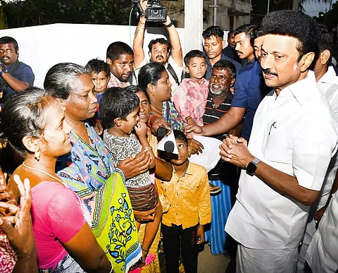 ராமேசுவரம் அருகே அக்காள்மடம் மீனவர் குடியிருப்பு பகுதிக்கு சென்ற முதல்-அமைச்சர் மு.க.ஸ்டாலின், மீனவர்கள், சிறுவர், சிறுமிகளுடன் கலந்துரையாடிய காட்சி.