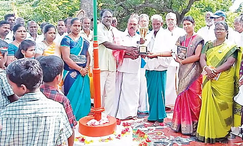 புதிய பாரத எழுத்தறிவு திட்டத்தில் தேர்வு எழுதியவர் பாராட்டப்பட்டார்.