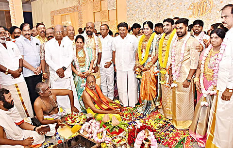 மதுரை எஸ்ஸார் கோபி இல்ல திருமண விழாவில் அமைச்சர் பி.டி.ஆர்.பழனிவேல் தியாக ராஜன் கலந்துகொண்டு மணமக்களை வாழ்த்தியபோது எடுத்தபடம். அருகில் மணமகன், மணமகள் வீட்டார் உள்ளனர்.
