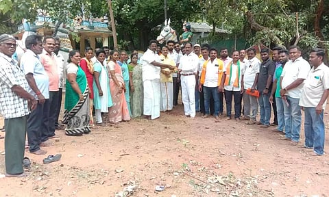 புனித மண் எடுக்கும் நிகழ்ச்சியை பா.ஜனதா மாநில தலைவர் சாமிநாதன், கல்யாண சுந்தரம் எம்.எல்.ஏ. ஆகியோர் தொடங்கி வைத்த காட்சி.