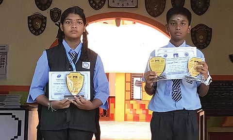சாதனை படைத்த மாணவ-மாணவிகளை படத்தில் காணலாம்.