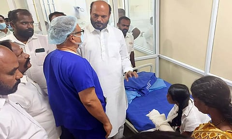 சிகிச்சை பெற்று வரும் நாங்குநேரி மாணவன் சின்னத்துரை மற்றும் அவரது சகோதரி சந்திரா செல்வியிடம் தமிழக மக்கள் முன்னேற்றக் கழகத்தின் நிறுவன தலைவர் ஜான்பாண்டியன் நலம் விசாரித்த காட்சி.