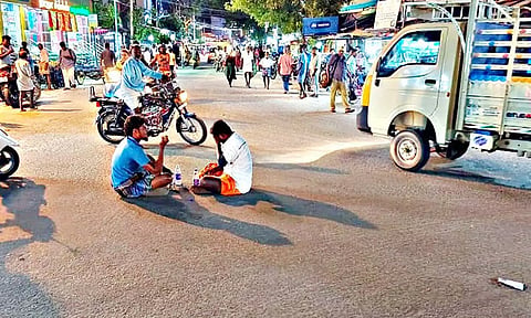 விருதுநகர் பழைய பஸ் நிலைய ரோட்டில் அமர்ந்து மது குடிக்கும் ‘குடி’மகன்கள்