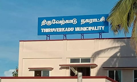 தாழங்குளம் பகுதியில் ஜே.சி.பி. மூலம் ஆக்ரமிப்பு வீடுகள் இடிப்பு- திருவேற்காடு நகராட்சி நடவடிக்கை