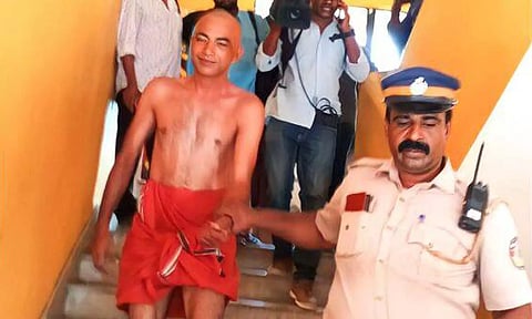 லாட்டரி அலுவலகத்தை சூறையாடிய முகவர்- அரை நிர்வாணமாக ரகளை செய்தவரை போலீசார் கைது செய்தனர்