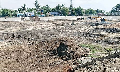 முடிவடையாத நிலையில் உள்ள சுற்றுச்சுவர் அமைக்கும் பணி.