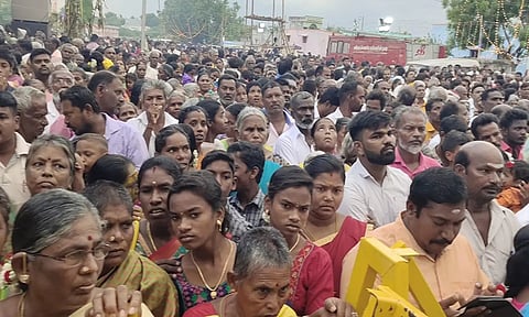 உலகியநல்லூர் சிவன் கோவில் கும்பாபிஷேகம் நடைபெற்றது. இதில் ஏராளமான பக்தர்கள் கலந்து கொண்டு சாமி தரிசனம் செய்தனர்.