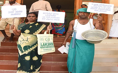 கலெக்டர் அலுவலகத்தில் கழுத்தில் சில்வர் பாத்திரம், மண்வெட்டியை மாலையாக அணிந்து மனு கொடுக்க வந்த கணவன், மனைவியை படத்தில் காணலாம்.