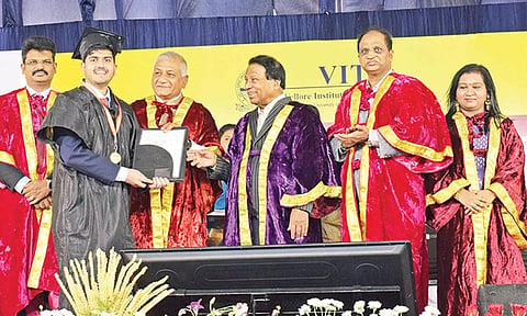 விழாவில் மாணவ- மாணவிகளுக்கு நாகலாந்து கவர்னர் இல.கணேசன் பட்டங்களை வழங்கினார். 