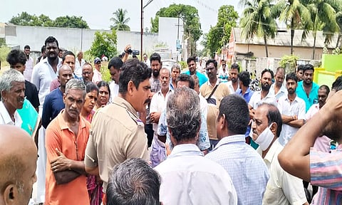 குடியிருப்பு பகுதிக்கு செல்லும் வழியை அடைத்ததால் பொதுமக்கள் மறியல்