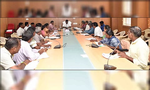 கலெக்டர் கிறிஸ்துராஜ் தலைமையில் ஆலோசனை கூட்டம் நடைபெற்ற காட்சி. 