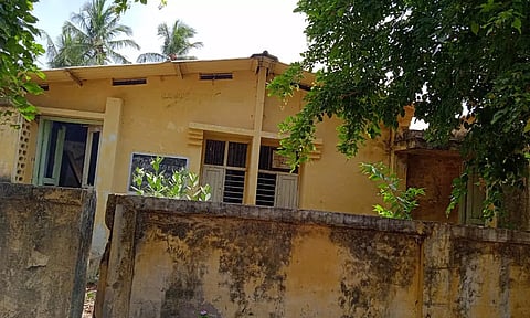 இடிந்து விழும் நிலையில் உள்ள ஆரம்ப சுகாதார நிலையம்.