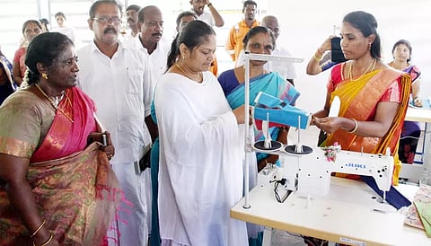 பயிற்சி முகாமை ஊரக வளர்ச்சி முகமை திட்ட இயக்குநர் அபிதா ஹனிப் தொடங்கி வைத்து பார்வையிட்டார்.