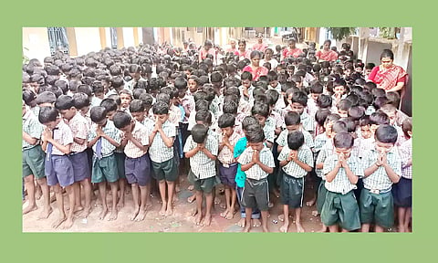 உசிலம்பட்டி நாடார் சரஸ்வதி தொடக்கப்பள்ளி மாணவர்கள் சந்திராயன்-3 வெற்றிகரமாக நிலவில் தரையிறங்க பிரார்த்தனை செய்தனர்.