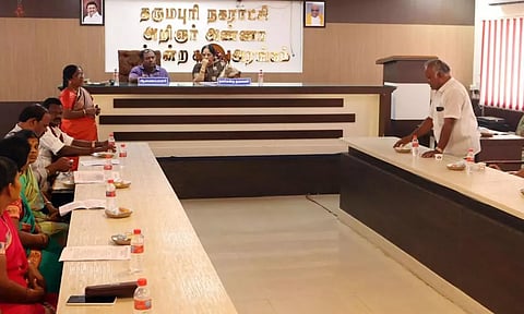 தருமபுரியில் நகராட்சி அவசர கூட்டம் தலைவர் லட்சுமி நாட்டான் மாது தலைமையில் நடந்தது. 