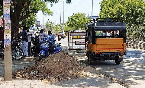 அண்ணாநகர் பகுதி சாலை நடைபாதைகளில் மணல்கள் கொட்டி வைக்கப்பட்டுள்ள காட்சி.