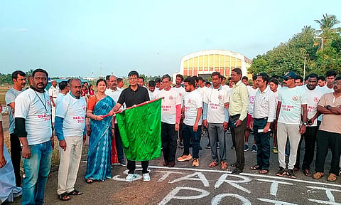 மாரத்தான் போட்டியை காரைக்கால் மாவட்ட முதுநிலை போலீஸ் சூப்பிரண்டு மணீஷ் தொடங்கி வைத்தார். 
