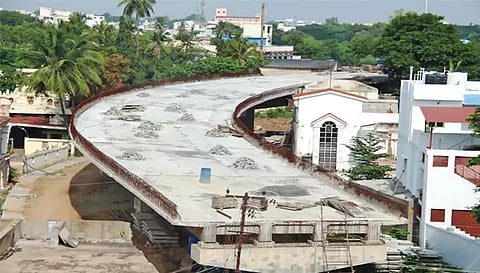 சேலம் அணை மேடு மேம்பாலம் பணிகள் மிகவும் மந்தமாக நடந்து வருகிறது.
