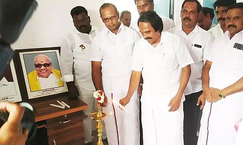 கூட்டுறவு சங்க பால் கொள்முதல் நிலைய கட்டிடத்தை பால்வளத் துறை அமைச்சர் மனோதங்கராஜ் குத்துவிளக்கேற்றி தொடங்கி வைத்த காட்சி.