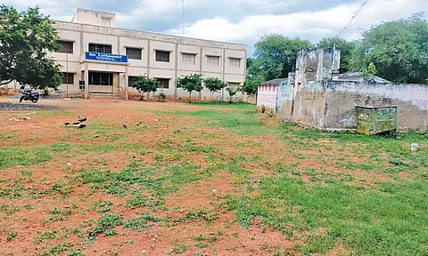 செல்லப்பன் பேட்டை அரசு பள்ளி அருகே உள்ள பழுதான சுகாதார வளாகம்