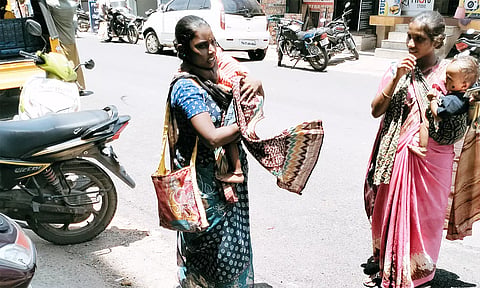 குழந்தைகளுடன் சுற்றி வரும் பெண்கள்.