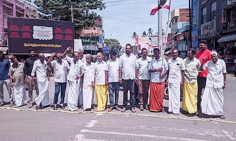 அ.தி.மு.க.வினர் கொண்டாட்டத்தில் ஈடுபட்ட போது எடுத்தபடம்.