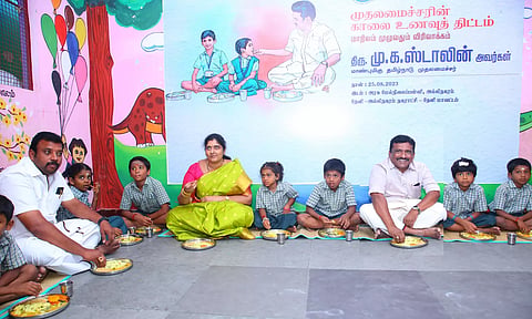 தேனி அல்லிநகரம் நகராட்சி தொடக்கப்பள்ளியில் பெரியகுளம் எம்.எல்.ஏ சரவணக்குமார் முதல்-அமைச்சரின் காலை உணவு திட்டத்தினை தொடங்கி வைத்தார்.