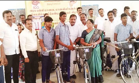  மாணவர்களுக்கு விலையில்லா சைக்கிள்களை அமைச்சர் கயல்விழி செல்வராஜ் வழங்கிய காட்சி.