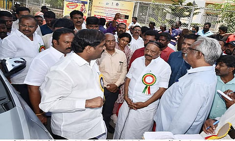 விக்கிரவாண்டி டோல்கேட்டில் சட்டமன்ற உறுதி மொழி குழுவினர் ஆய்வு செய்த போது எடுத்தபடம்.