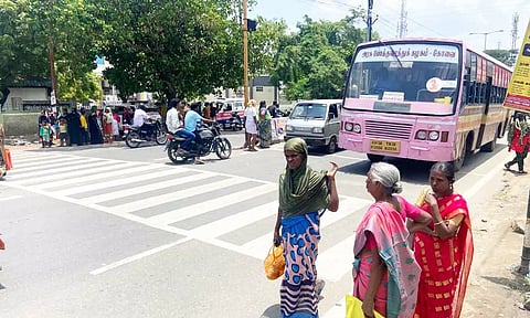 நிழற்குடை இல்லாததால் வெயிலில் தவிக்கும் பொதுமக்கள். 
