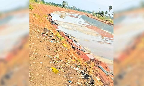 தடுப்பு கம்பிகள் இன்றி காணப்படும் வாய்க்கால் கரை.