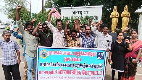 ஆர்ப்பாட்டத்தில் ஈடுபட்ட நாமக்கல் மாவட்ட காது கேளாதோர் மாற்றுதிறனாளிகள்.
