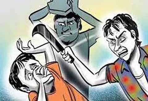 லாரி டிரைவரிடம் அரிவாளை காட்டி மிரட்டி பணம் பறிப்பு