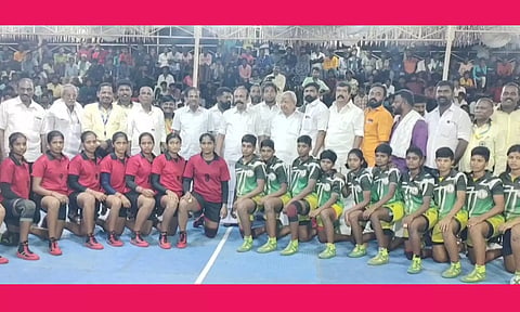 வெற்றி பெற்ற அணிகளுடன் அமைச்சர் பெரியகருப்பன்.