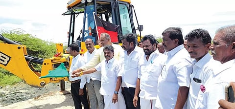 சண்முகையா எம்.எல்.ஏ., ஓட்டப்பிடாரம் யூனியன் சேர்மன் ரமேஷ் ஆகியோர் அடிக்கல் நாட்டி பணிகளை தொடங்கி வைத்தனர்.