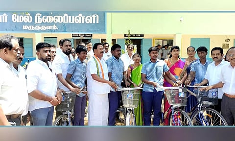 மாணவ- மாணவிகளுக்கு சைக்கிள்களை ரூபி மனோகரன் எம்.எல்.ஏ. வழங்கிய காட்சி. 