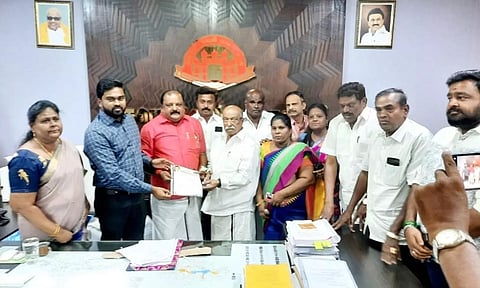 கமிஷனர் சிவகிருஷ்ணமூர்த்தியிடம் மத்திய மாவட்ட தி.மு.க. பொறுப்பாளர் மைதீன்கான் மனு அளித்தார். 