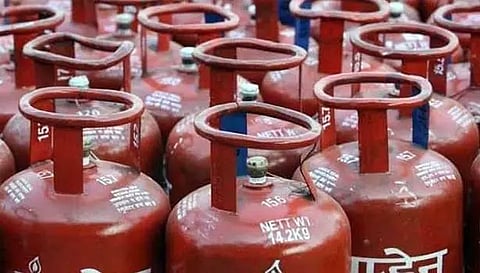 சமையல் எரிவாயு சிலிண்டர் விலை ரூ.200 குறைப்பு - மத்திய அரசு அதிரடி