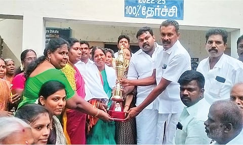 தேசிய நல்லாசிரியர் விருதுக்கு தேர்வான ஆசிரியை மாலதியை பாராட்டி தி.மு.க. தெற்கு மாவட்ட பொறுப்பாளர் ஜெயபாலன், ராஜா எம்.எல்.ஏ. மற்றும் நிர்வாகிகள் கோப்பை வழங்கியபோது எடுத்த படம்.