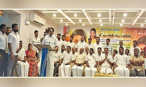 கூட்டத்தில் அமைச்சர் கே.கே.எஸ்.எஸ்.ஆர். ராமச்சந்திரன் பேசிய போது எடுத்தபடம். அருகில் தெற்கு மாவட்ட பொறுப்பாளர் ஜெயபாலன், வடக்கு மாவட்ட செயலாளர் ராஜா எம்.எல்.ஏ. உள்ளனர்.