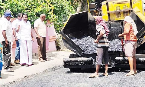 கோபால் செட்டி தெருவில் நடைபெற்று வரும் சாலை பணியை பேரூராட்சி தலைவர் பி.கே.முரளி ஆய்வு செய்த காட்சி.