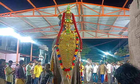 கோபுர கலசங்கள் யானை மீது வைத்து ஊர்வலமாக எடுத்து வரப்பட்டது.